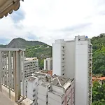 Apartamento de 2 quartos com varanda e vaga de garagem no Leme!