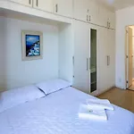 Apartamento de 2 quartos com varanda e vaga de garagem no Leme!