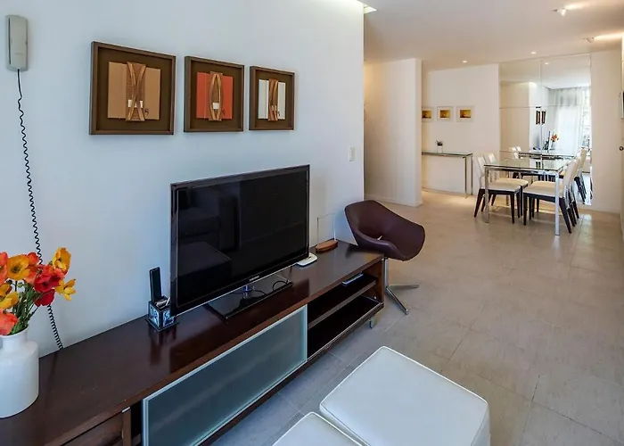 Apartamento de 2 quartos com varanda e vaga de garagem no Leme!